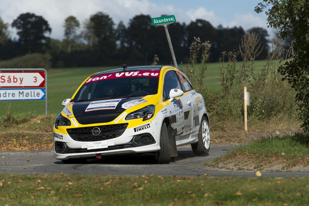 På tre hjul gennem et skarpt sving: Brødrene Simon og Sune Vallentin tog med deres Opel Corsa OPC ikke blot sejren i danmarksmesterskabet for Gruppe E-biler samt den nye Opel Corsa Cup, men kørte sig samtidig op i gruppen af rallykørere, der skal tages absolut seriøst
(Foto: Jokum Tord Larsen)